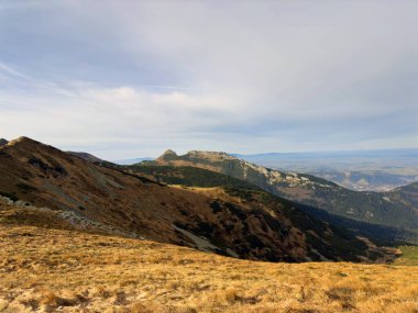 Kopa Kondracka 'dan Slovak Tatras, Slovakya' ya doğru yapılan görüntüler geniş dağlık araziler ve uzak tepeler ortaya çıkarıyor