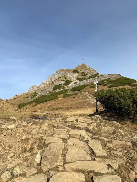 Zirvesinde bir haçla Giewont Dağı, Tatra Dağları, Polonya, ikonik ve saygı duyulan bir dağ simgesi