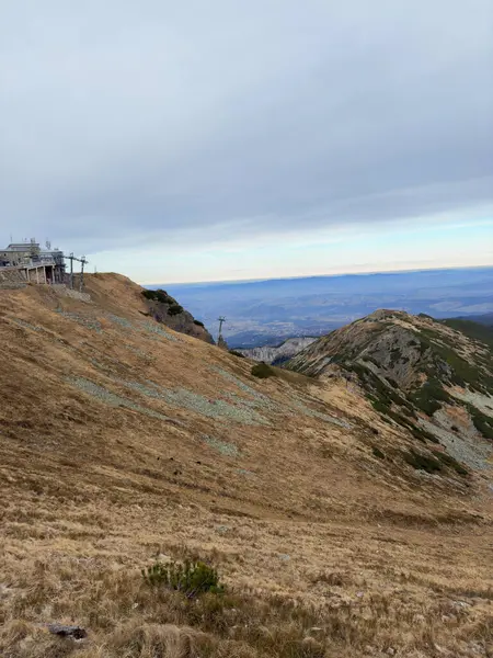 Polonya 'nın Tatra Dağları' nda önemli bir zirve noktası olan Kasprowy Wierch, yürüyüş ve teleferik gezileriyle ünlü çarpıcı manzaralar sunuyor.