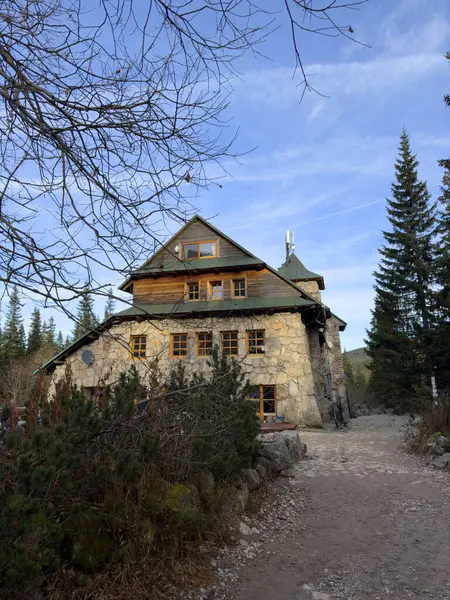 Hala Gosienicowa, Polonya 'nın Tatra Dağları' ndaki manzaralı bir çayırlık, çarpıcı zirveler ve yürüyüş patikalarıyla çevrili.