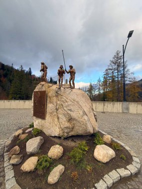 Polonya 'nın Zakopane kentindeki Kasprowy Wierch teleferiğindeki kayakçıların heykeli Tatra Dağları' ndaki kış sporlarının özünü yansıtıyor.