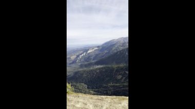 Polonya 'nın Tatra Dağları, Giewont Dağı' ndan panoramik manzara geniş manzaraları ve görkemli zirveleri gözler önüne seriyor..