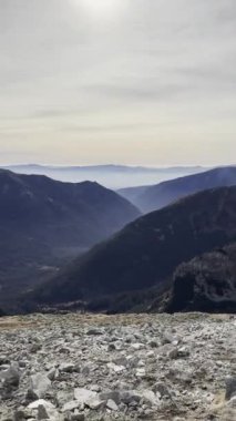 Kopa Kondracka 'dan Slovak Tatras, Slovakya' ya doğru yapılan görüntüler geniş dağlık araziler ve uzak tepeler ortaya çıkarıyor.