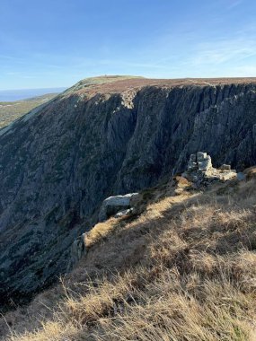 Polonya 'nın Karkonosze Dağları' ndaki Sniezne Kotly engebeli tepe ve vadilerin nefes kesici manzaralarını sunuyor