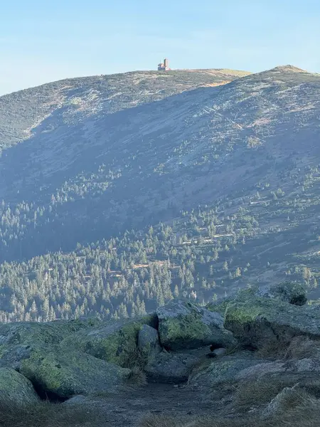 Karkonosze 'nin Szrenica zirvesinden, çarpıcı manzara boyunca vadi ve dağların geniş manzaraları gözler önüne seriliyor.