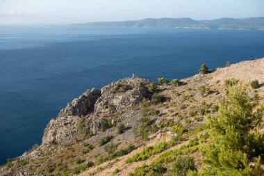 Kayalıklar ve gök mavisi deniz, Dalmaçya bölgesi, Makarska Riviera, Hırvatistan.