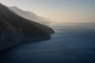 Kayalıklar ve gök mavisi deniz, Dalmaçya bölgesi, Makarska Riviera, Hırvatistan.