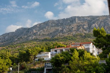 Hırvatistan 'ın Stanici kentinden gelen dağ manzarası, etrafındaki tepelerin engebeli manzarasını ve manzaralı güzelliğini gözler önüne seriyor.
