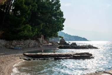 Hırvatistan 'ın Stanii kentinin güneşli plajları, berrak gök mavisi suları ve kumlu kıyılarıyla mükemmel sahil güzelliğini yakalıyor.