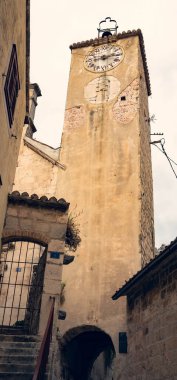 Hırvatistan 'ın Omis kentindeki tarihi mimaride, eski kasabalarda büyüleyici bir saat kulesi yer alıyor