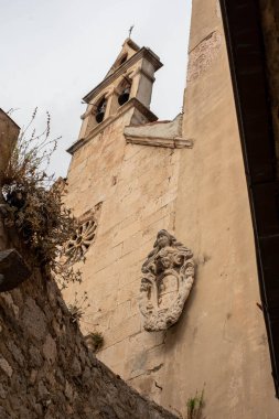 Hırvatistan 'ın Omis kentinin antik mimarisi, zengin kültür mirasını yansıtan dar sokakları, taş binaları ve ortaçağ yapılarıyla kentin tarihi cazibesini sergiliyor..