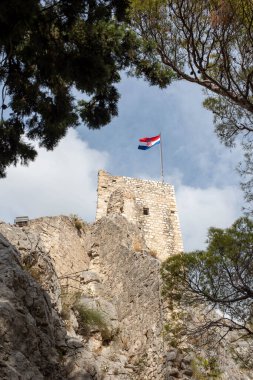 Hırvatistan 'ın Omis kentine bakan Kale Peovica (Mirabela), kentin, denizin ve yakınlardaki dağların manzarasını sunuyor..