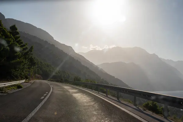 Hırvatistan 'ın Dalmaçya bölgesindeki dağ yolu, engebeli arazi ve kıyı güzelliğinin nefes kesici manzaralarıyla manzaralı manzaralar arasında kıvrılıyor. Yolculuklar için mükemmel bir rota..
