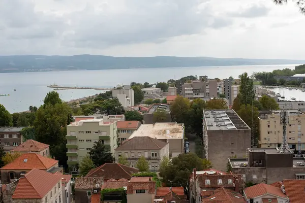 Hırvatistan 'ın Peovica Kalesi' nden tarihi Omis kasabasına bakan manzara, Adriyatik kıyı manzarasını hayrete düşürüyor.