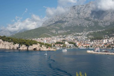 Makarska kentinin deniz manzarası dağlarla çevrili, Dalmaçya bölgesi, Makarska Riviera, Hırvatistan.