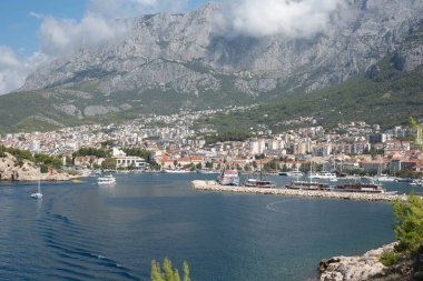 Makarska kentinin deniz manzarası dağlarla çevrili, Dalmaçya bölgesi, Makarska Riviera, Hırvatistan.