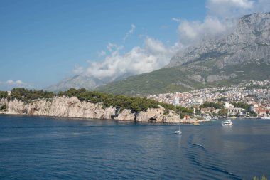 Makarska kentinin deniz manzarası dağlarla çevrili, Dalmaçya bölgesi, Makarska Riviera, Hırvatistan.