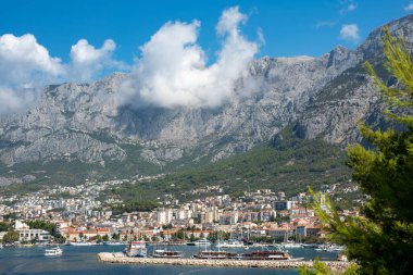 Makarska kentinin deniz manzarası dağlarla çevrili, Dalmaçya bölgesi, Makarska Riviera, Hırvatistan.
