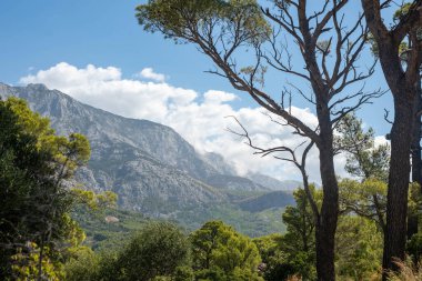 Hırvatistan 'ın Makarska bölgesini çevreleyen dağların görkemli manzarası büyüleyici doğal manzaralarla dolu