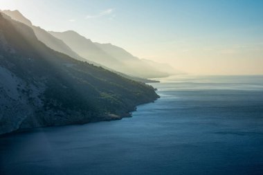 Kayalıklar ve gök mavisi deniz, Dalmaçya bölgesi, Makarska Riviera, Hırvatistan.