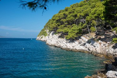 Kayalıklar ve gök mavisi deniz, Dalmaçya bölgesi, Makarska Riviera, Hırvatistan.