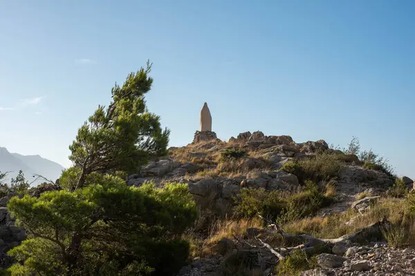 Hırvatistan dağlarındaki Bakire Meryem Heykeli 'nin doğayla çevrili dua plaketi 