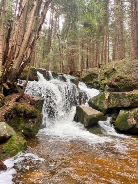 Karkonosze, Piechowice bölgesinde bahar nehirleri ve şelaleler