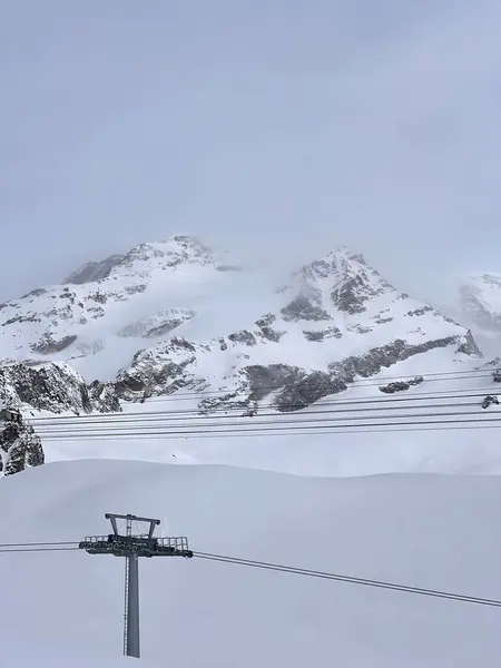 İtalya, Monte Rosa 'da karla kaplı Alpler, nefes kesici kış manzarası