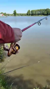 Balıkçıların elleri dönen makara, yakın çekim, yumuşak hareket