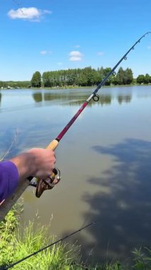 Balıkçıların elleri dönen makara, yakın çekim, yumuşak hareket