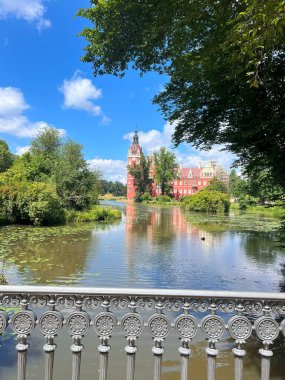 Park Kötü Muskau 'nun güzel bahar manzarası göle yansıyor