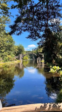Rhododendron Park 'taki Şeytan Köprüsü Kromlau, Almanya, sihirli yansıması