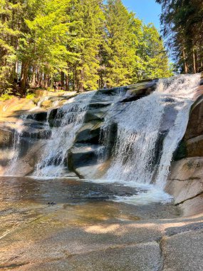 Mumlava Şelalesi, Çek ormanlarında güçlü çağlayan.