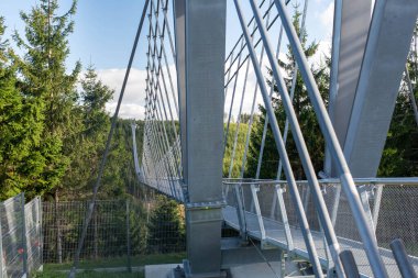 Dolni Morava, Çek Cumhuriyeti 'ndeki Gökyüzü Köprüsü 721, ormanlık vadiye yayılmış.