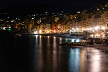 Gece vakti Ligurya 'daki Camogli köyünün İtalyan Riviera Koyu - Camogli, Genoa, Liguria, İtalya' daki renkli evler