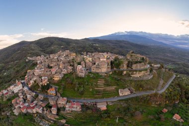 Sicilya kırsalının manzaralı panoramik manzarası - Castiglione di Sicilya köyünün muhlis alanı ve arka planda Etna volkanı, Sicilya, İtalya