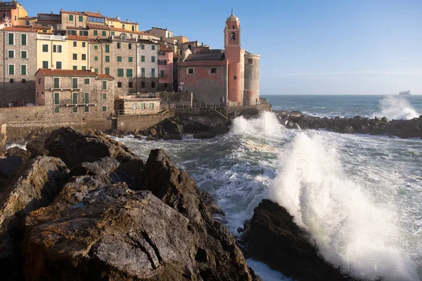 Spezia湾 Golfo Dei Poeti のLiguria イタリア ヨーロッパのLerici近くの古代と小規模の村Tellaroで発生する強い海の波 — ストック写真