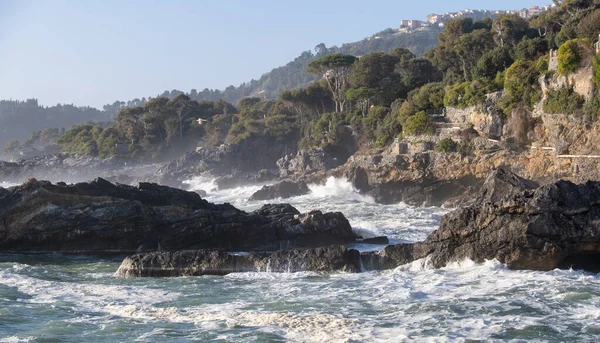 Forti Onde Del Mare Che Infrangono Sulle Rocce Costiere Con — Foto Stock