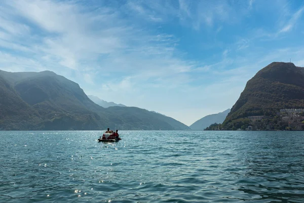 Пара Туристов Катающихся Педали Лодке Озере Лугано Швейцария — стоковое фото