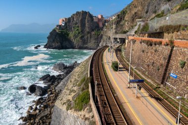 Manarola Cinque Terre tren istasyonu - Lerici, La Spezia (Golfo dei Poeti) Liguria, İtalya yakınlarındaki kayalıklarda küçük bir köy