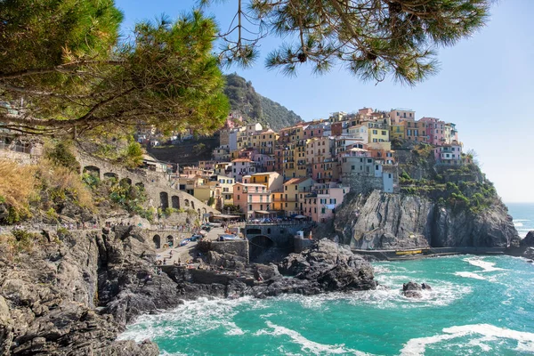 スペツィア湾 ゴルフォ ポエティ のチンク レーリチ近くの岩の上のManarolaの小さな村の美しい景色リグーリア イタリア — ストック写真