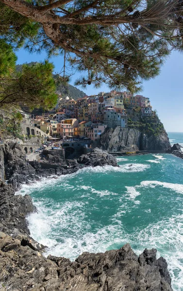 スペツィア湾 ゴルフォ ポエティ のチンク レーリチ近くの岩の上のManarolaの小さな村の美しい景色リグーリア イタリア — ストック写真