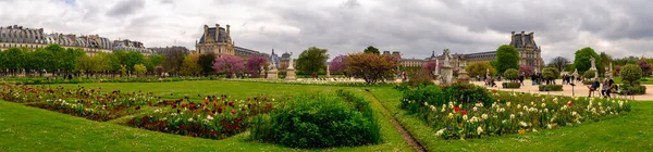 フランス 2023年4月24日 春にパリのチュイルリー庭園で開花虹彩とチューリップを持つ花壇 Jardin Des Tuileriesパノラマビュー — ストック写真