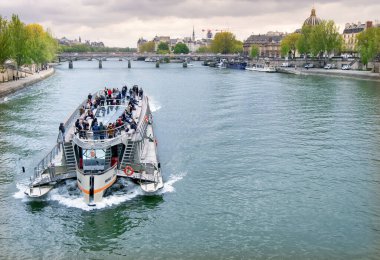 PARIS, FRANCE - 24 Nisan 2023: Fransa, Avrupa 'da Seine (Senna) nehri üzerinde seyahat eden lüks turist gemisi