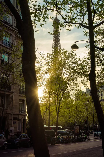 フランス 2023年4月24日 パリフランスの日没で有名なエッフェル塔を眺めながらパリの通り — ストック写真