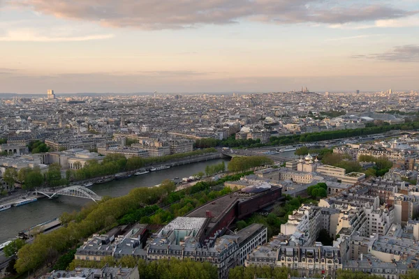 フランスのセーヌ川とモンマルトル川とパリの空中パノラマ ロマンチックな夏休みの休暇先 パリの歴史的建造物や日没の空のランドマークの上のパノラマビュー — ストック写真