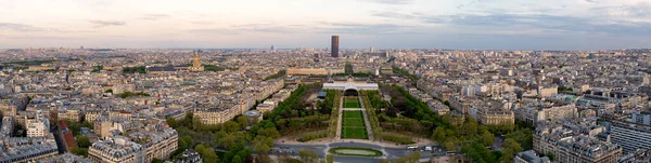 フランスのエッフェル塔からパリの空中パノラマとシャン ロマンチックな夏休みの休暇先 パリの歴史的建造物や日没の空のランドマークの上のパノラマビュー — ストック写真