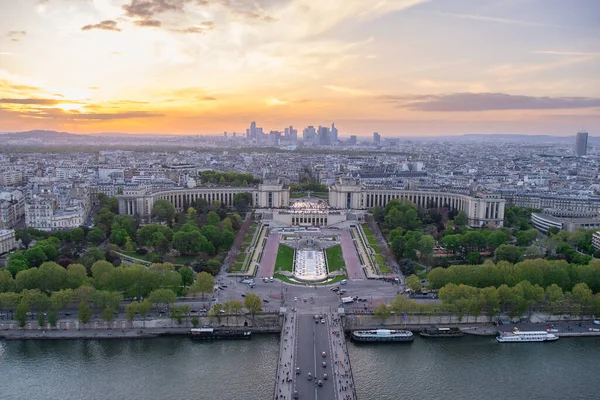 巴黎的空中全景 塞纳河和法国大都市 浪漫的暑假 日落时去度假 巴黎历史建筑上方的全景景观和落日的地标 — 图库照片