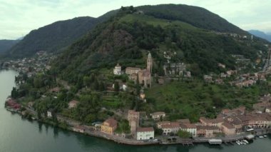 Kilise Madonna del Sasso 'nun hava görüntüleri İsviçre' nin Vico Morcote kentinin yüksek tepesinde yer almaktadır. Lugano Gölü 'ndeki Morcote bir zamanlar İsviçre' nin en güzel köylerinden biriydi.