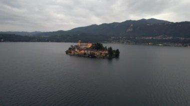 İtalyan Gölü kıyısındaki San Giulio adasının havadan görünüşü - lago d 'Orta, Piedmont, İtalya